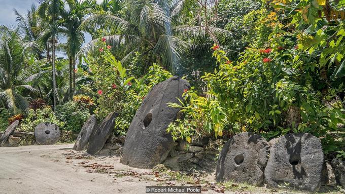 Hòn đảo sử dụng đồng xu to hơn cả người